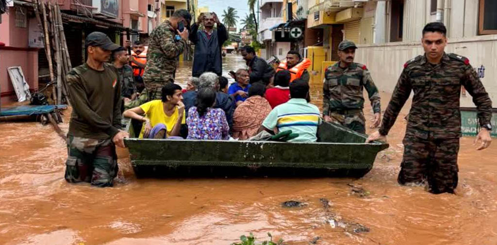 चक्रवात फेंगल के कारण बारिश में फंसे लोगों की जवानों ने की मदद