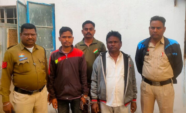 नगरी रोड में दो तस्कर गिरफ्तार, स्कूटी की डिकी से गांजा बरामद