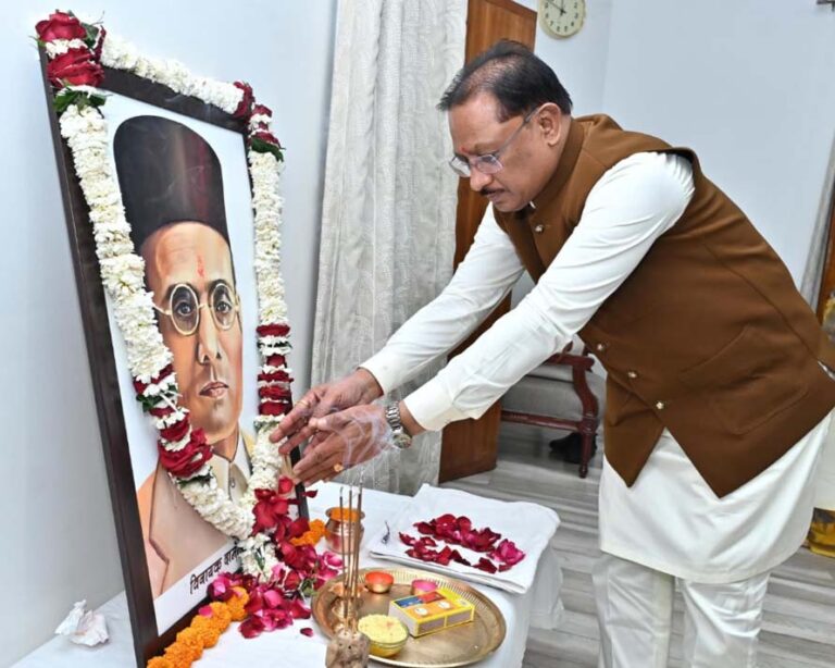 वीर सावरकर की पुण्यतिथि पर सीएम साय द्वारा श्रद्धांजलि अर्पित