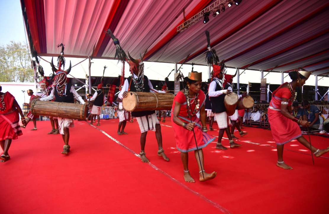 The youth of Bastanar showcased the vibrant folk culture through the 'Gaur dance', which captivated the President.