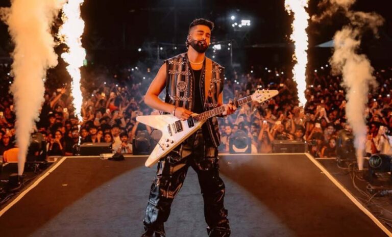 सड़कों पर गुजारी रातें-नौकरी कर किया गुजारा, अब करोड़ों का मालिक है सिंगर