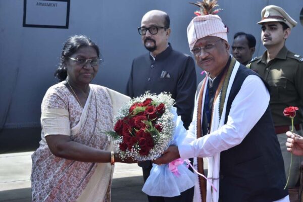 President Murmu was warmly welcomed by the Chief Minister and other ministers at Maa Danteshwari Airport in Jagdalpur.