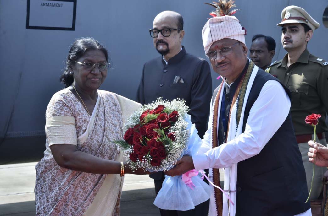 President Murmu was warmly welcomed by the Chief Minister and other ministers at Maa Danteshwari Airport in Jagdalpur.