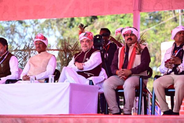 Union Home Minister Amit Shah was impressed by the school children's performance and encouraged them by applauding.