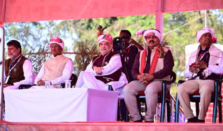 Union Home Minister Amit Shah was impressed by the school children's performance and encouraged them by applauding.