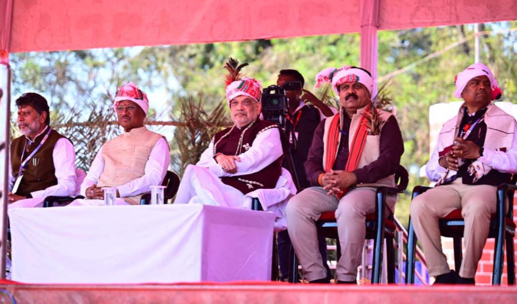 Union Home Minister Amit Shah was impressed by the school children's performance and encouraged them by applauding.