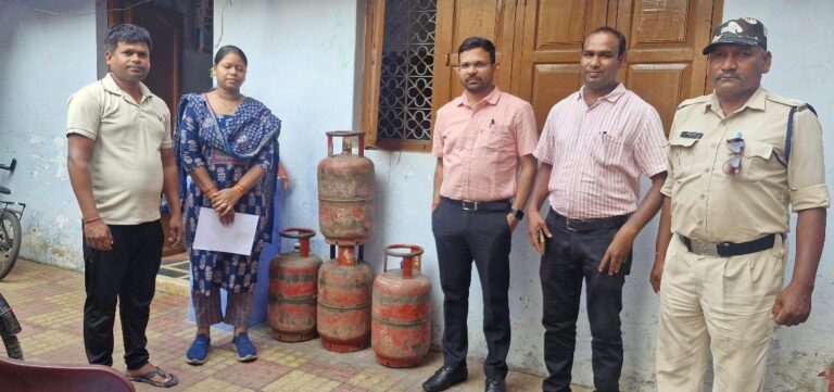 कुरुद में बर्तन भंडार से कई नग गैस सिलेंडर जब्त