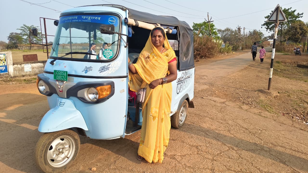 An inspiring story of women empowerment: Shashi Devi Kanwar became self-reliant by driving an e-rickshaw.