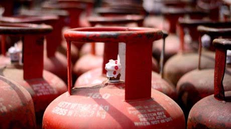 Three Domestic Gas Cylinders Seized from Two Hotels in Dhamtari; Food Department Takes Action