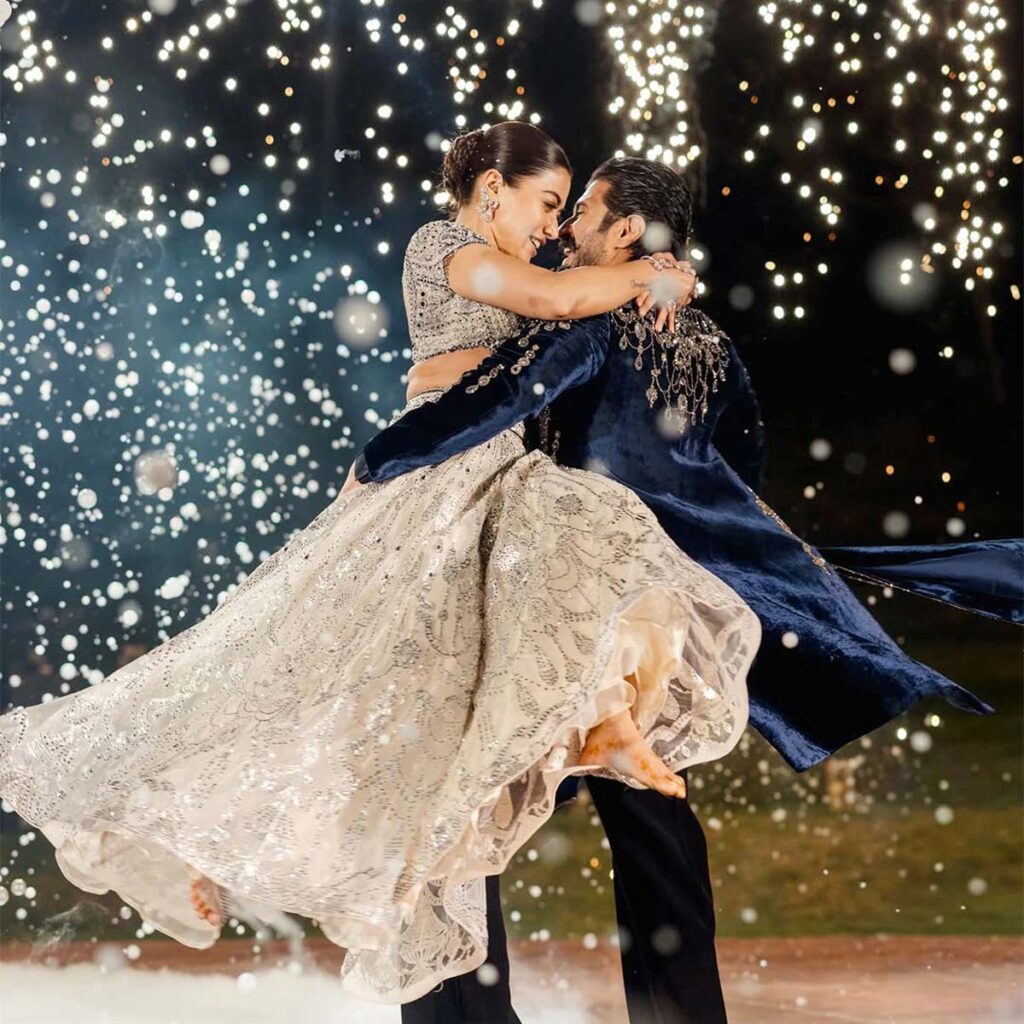 Vijay lifted his wife Rashmika in his lap and danced romantically with her in his arms.