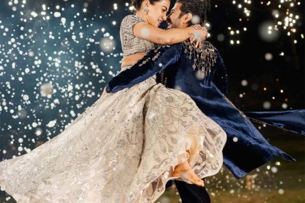 Vijay lifted his wife Rashmika in his lap and danced romantically with her in his arms.