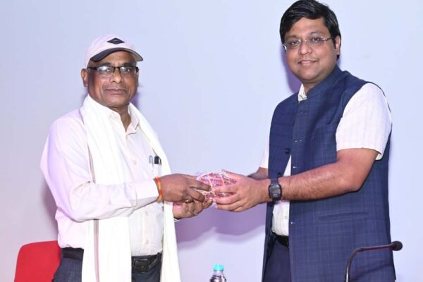 J.L. Dario was given a dignified farewell on his retirement, having served the Public Relations Department for 36 years continuously.