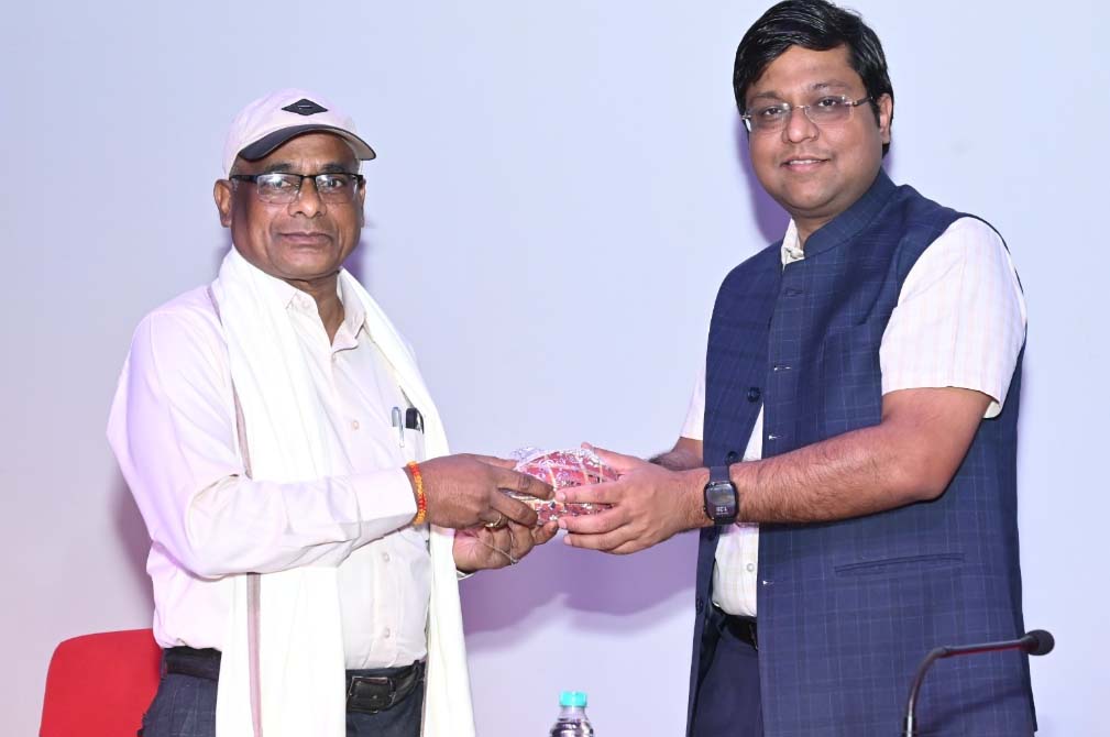 J.L. Dario was given a dignified farewell on his retirement, having served the Public Relations Department for 36 years continuously.