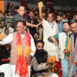 CM Sai played Holi with flowers with devotees.