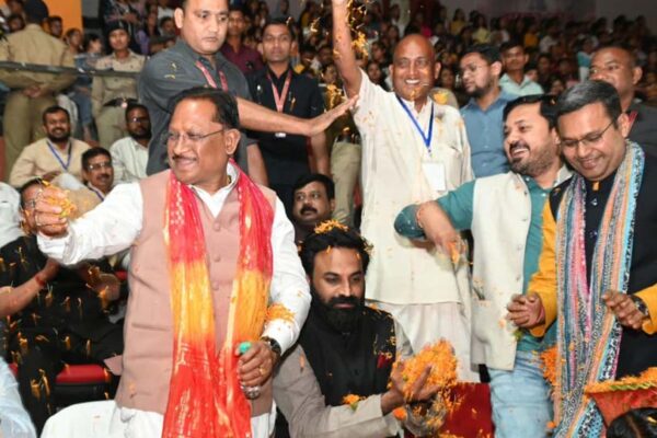 CM Sai played Holi with flowers with devotees.