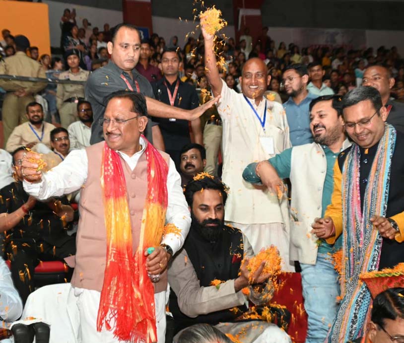 CM Sai played Holi with flowers with devotees.