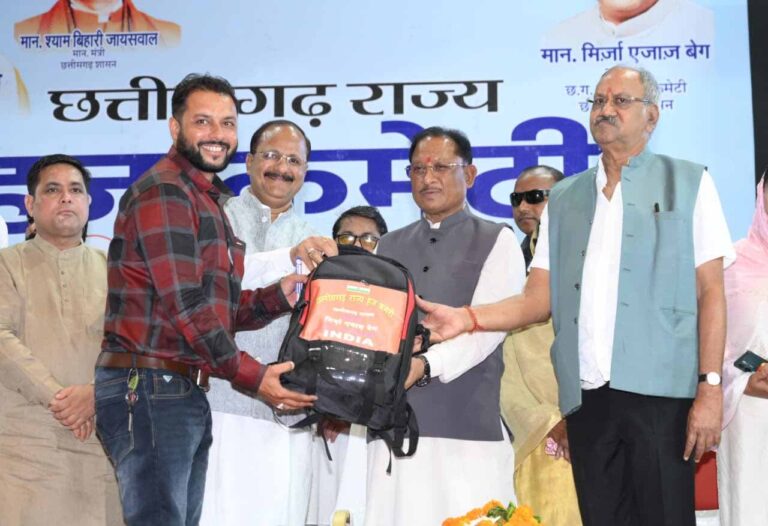 CM विष्णुदेव साय ने हज यात्रियों को फर्स्ट एड किट किया वितरित