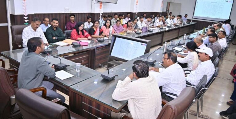 इंटर कॉलेज प्रतियोगिता से निखरेगी युवा प्रतिभा, कलेक्टर ने दिए दिशा-निर्देश