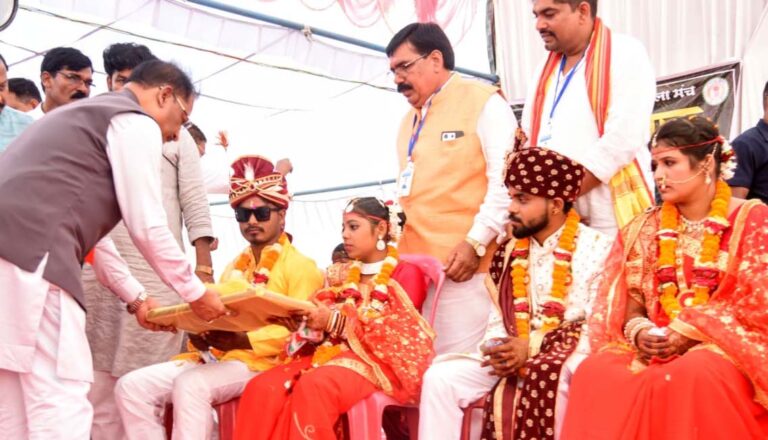 सामूहिक विवाह बना सामाजिक एकता का उत्सव, CM ने 13 नवदंपतियों को दिया आशीर्वाद