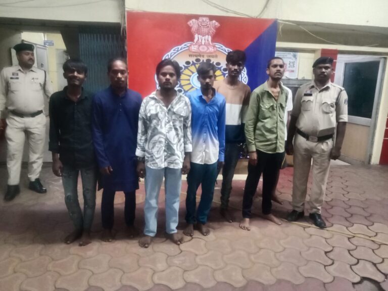 रायपुर कोर्ट परिसर से 8 संदिग्ध गिरफ्तार, 2 चाकू बरामद