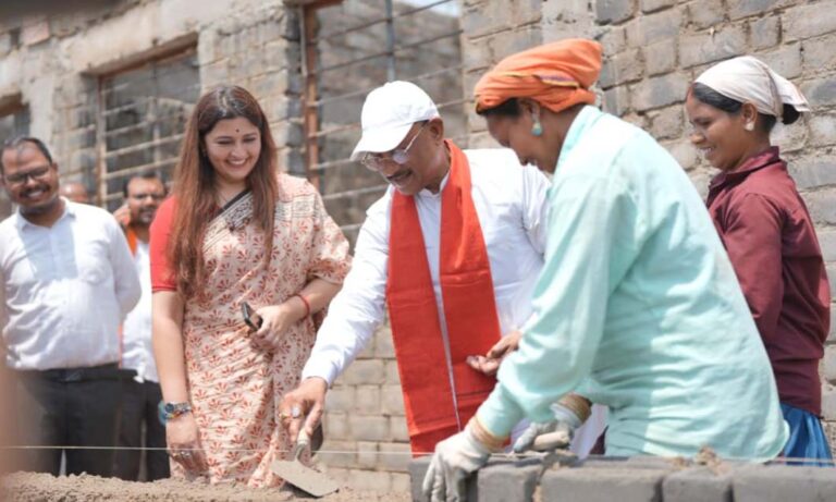 “ईंट जोड़ाई अच्छे से करिए… मसाला बढ़िया से डालिए” – जब श्रमिक बहन ने मुख्यमंत्री को सिखाया काम