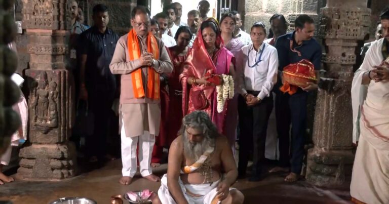 भोरमदेव धाम में CM साय ने सपरिवार पूजा-अर्चना की 