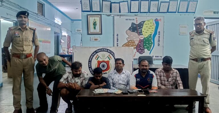 कुरुद पुलिस ने सुलभ शौचालय में मारी रेड, 6 जुआरी अरेस्ट