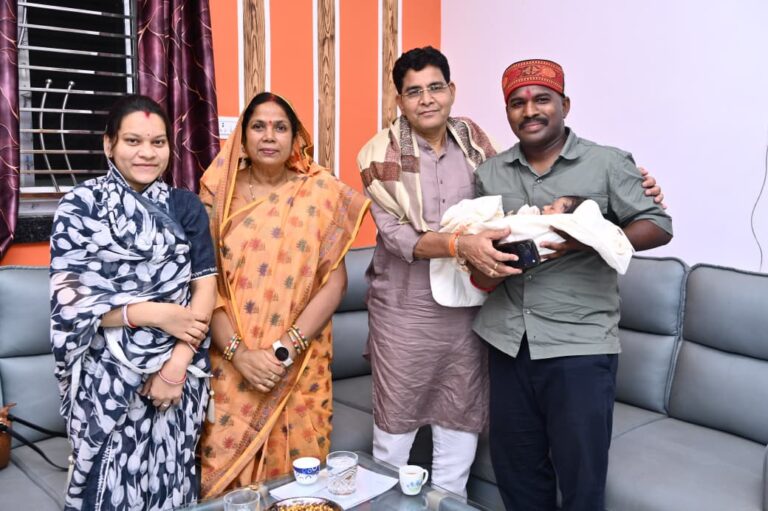 मंत्री टंकराम वर्मा ने भाजपा नेता खूब लाल ध्रुव के निवास पहुंचकर की आत्मीय भेंट