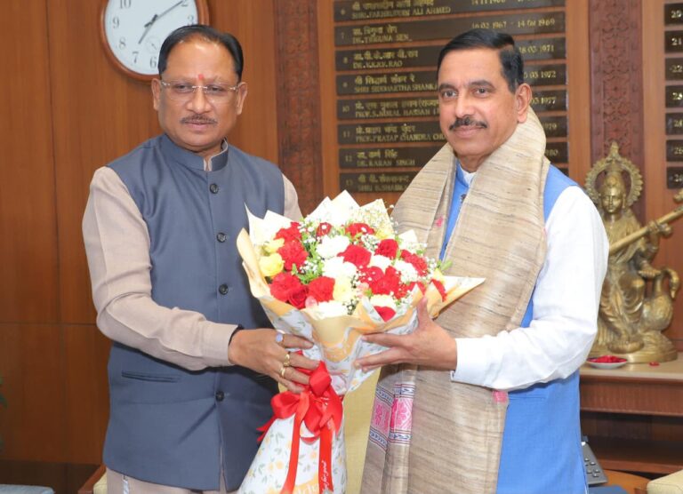 5 लाख मीट्रिक टन चावल के शीघ्र उठाव की पहल, CM विष्णुदेव साय ने केंद्रीय मंत्री से पर्याप्त रेलवे रैक उपलब्ध कराने का किया आग्रह