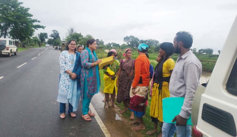 नाबालिग बच्चों से रोपा लगवा रहे किसान पर हुई कार्रवाई  