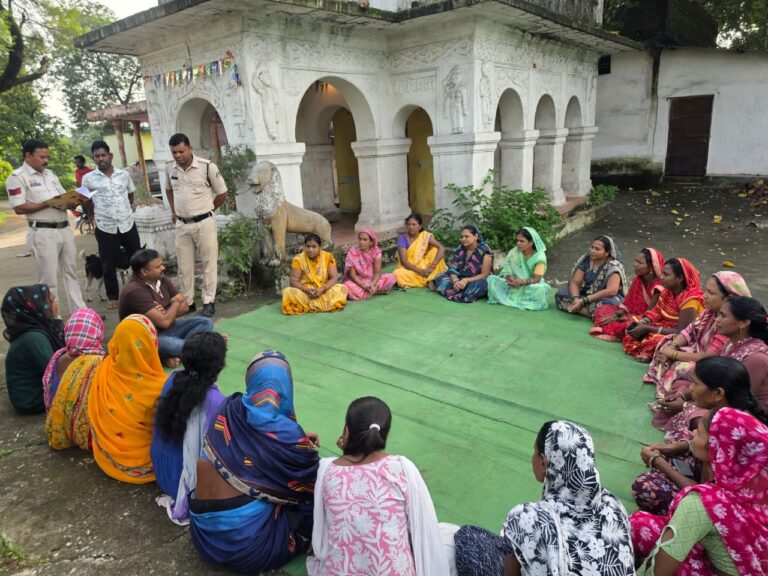 कुर्सी छोड़ जमीन पर बैठे थाना प्रभारी, महिलाओं से सहज संवाद, महिला शक्ति को बनाया पुलिस का मजबूत हथियार
