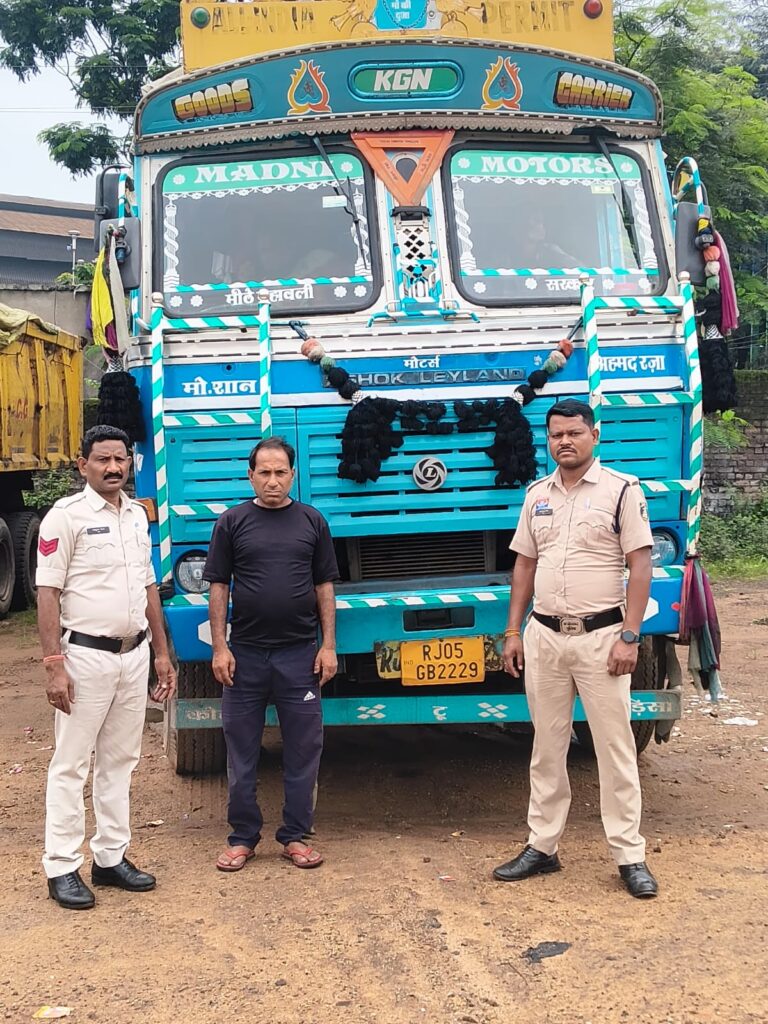 पुलिस ने अवैध कबाड़ से लदा 14 चक्का ट्रक को पकड़ा, 18 लाख का माल जब्त