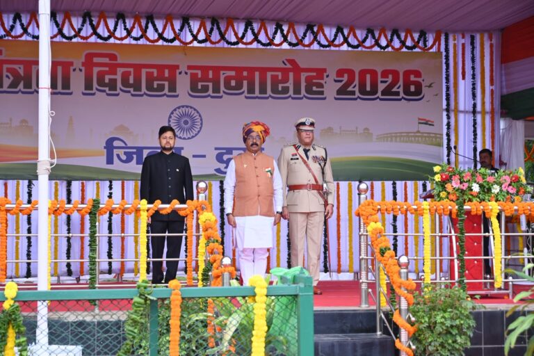 दुर्ग में उप मुख्यमंत्री अरुण साव ने ध्वजारोहण कर परेड की सलामी ली