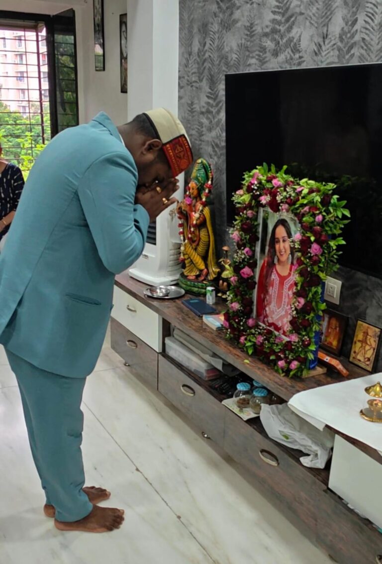 मुंबई में बीजेपी नेता खूबलाल ध्रुव ने दिवंगत रिद्धि ठक्कर को दी भावपूर्ण श्रद्धांजलि