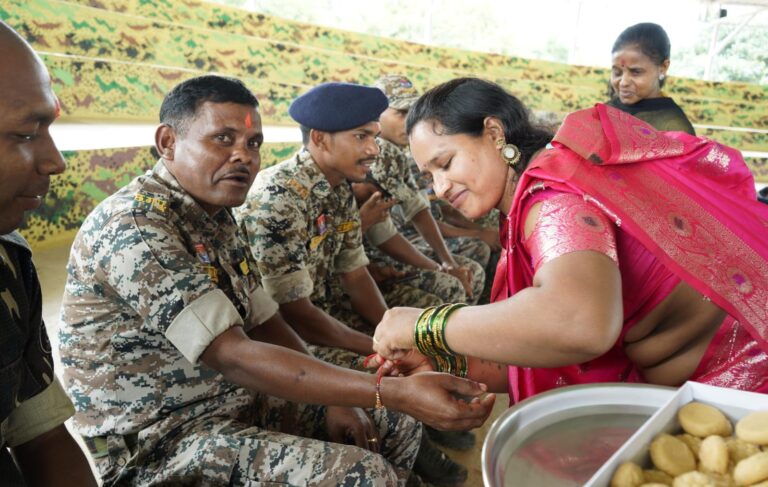 हिंसा छोड़ मुख्यधारा में लौटीं बहनों ने DRG जवानों की कलाई पर बांधी राखी