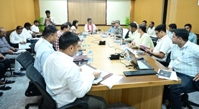 उप मुख्यमंत्री विजय शर्मा ने पुनर्वास एवं नक्सल प्रभावित परिवारों के लिए संचालित योजनाओं की समीक्षा की