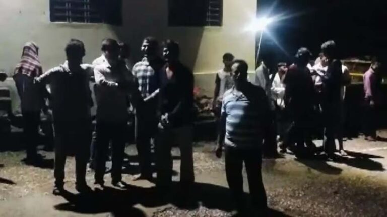 बाढ़ जैसे हालात दमोह झरने में, फंसे कई पर्यटक
