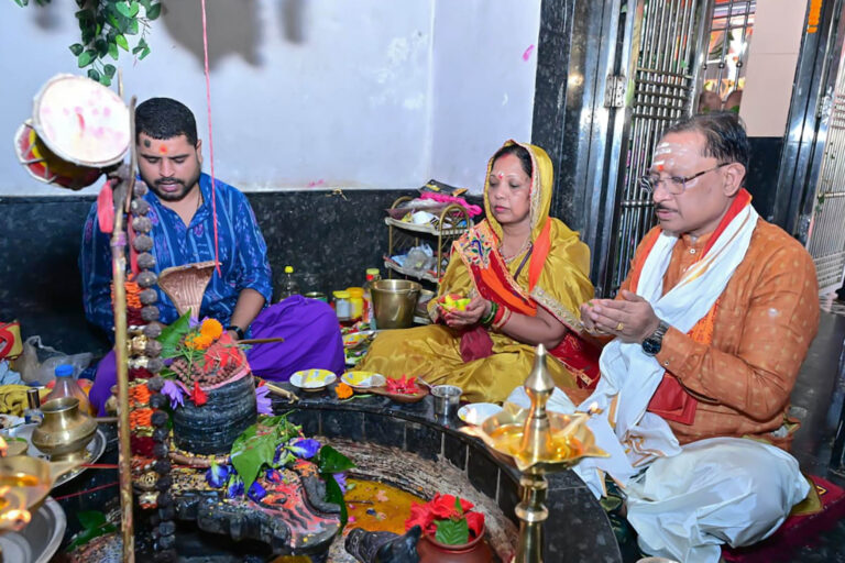 CM विष्णुदेव साय ने सावन सोमवार और नागपंचमी पर श्री फलेश्वरनाथ महादेव की पूजा-अर्चना की