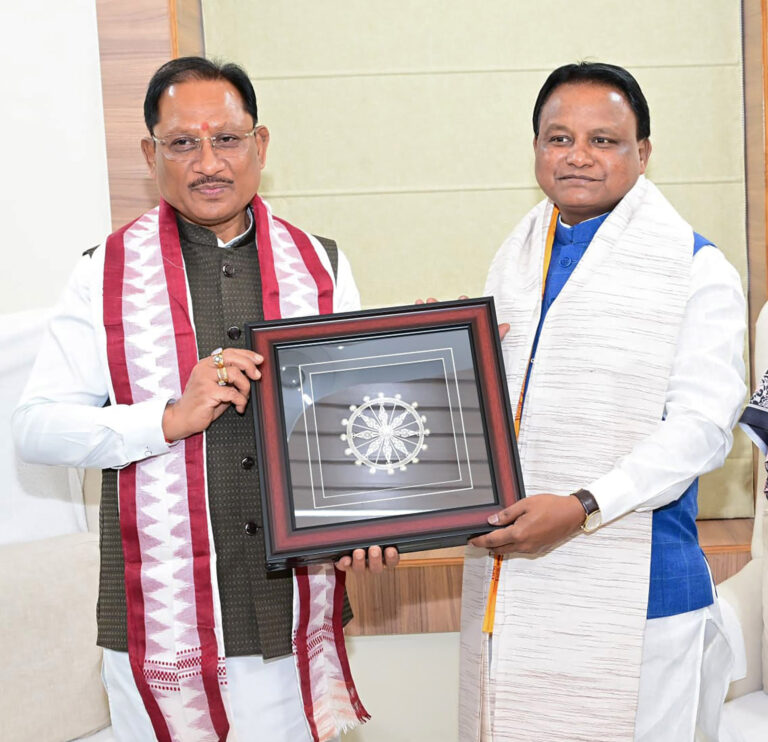 CM साय ने ओडिशा के मुख्यमंत्री मोहन चरण माझी से की शिष्टाचार भेंट, दोनों राज्यों के विकास पर हुई चर्चा
