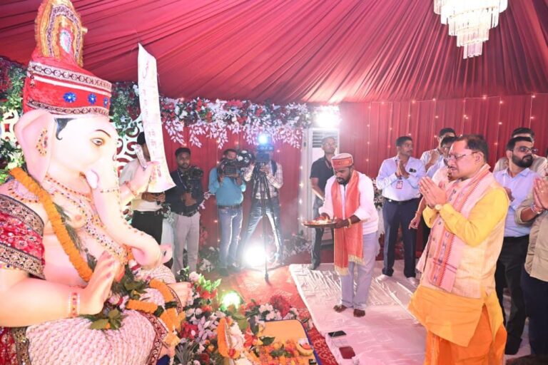 गणेश चतुर्थी पर मुख्यमंत्री निवास में भक्तिमय माहौल, CM विष्णुदेव साय संग खूबलाल ध्रुव ने लिया बप्पा का आशीर्वाद