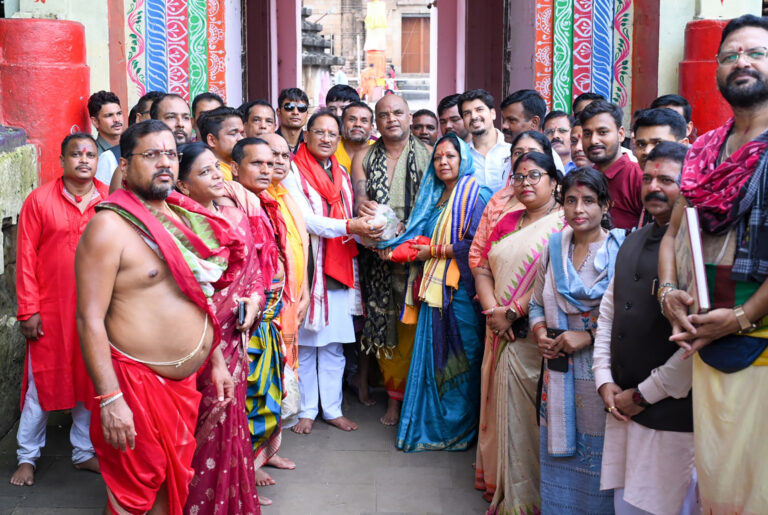 CM साय ने लिंगराज मंदिर में सपत्नीक की पूजा-अर्चना
