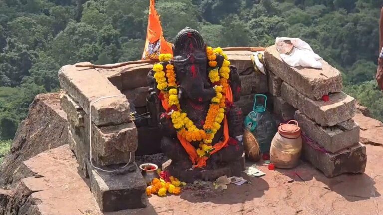 3 हजार फीट की ऊंचाई पर विराजे हैं ढोलकल गणेश, घने जंगल और दुर्गम पहाड़ी रास्तों को पार कर पहुंचते हैं श्रद्धालु