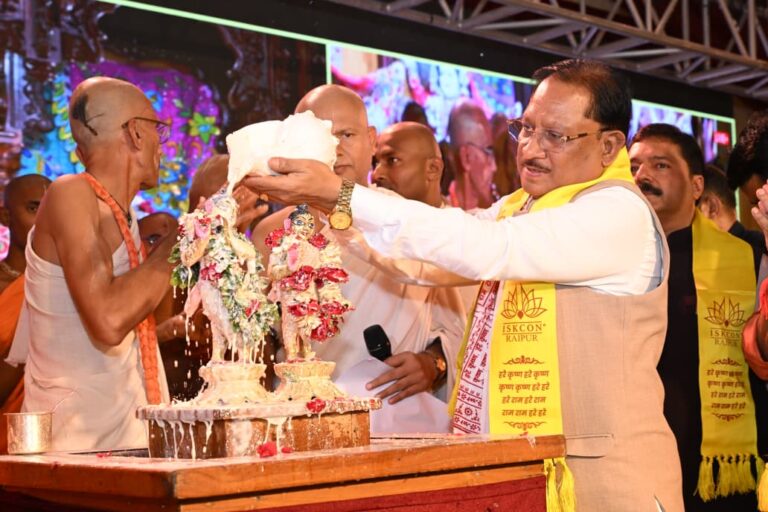 भगवान श्रीकृष्ण और राधारानी के दर्शन कर CM साय ने किया शंख अभिषेक, प्रदेशवासियों की सुख-समृद्धि और खुशहाली की कामना